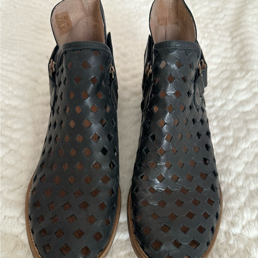 Muse & Cloud Calia Genuine Leather Cutout Ankle Boots - Picture 2 of 4